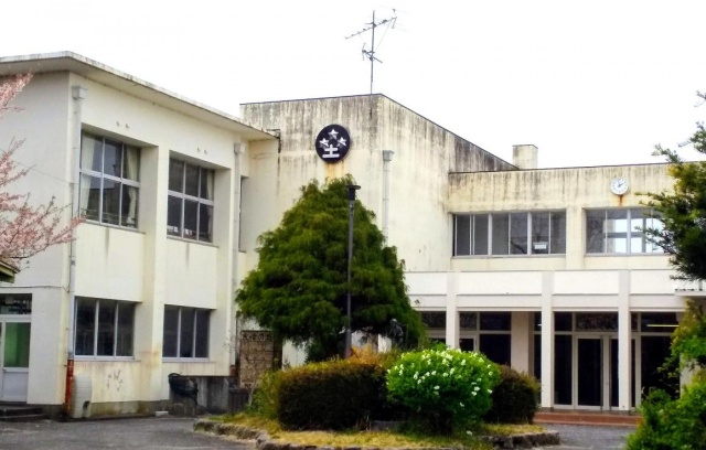 【甲賀市土山町大野のマンションの小学校】