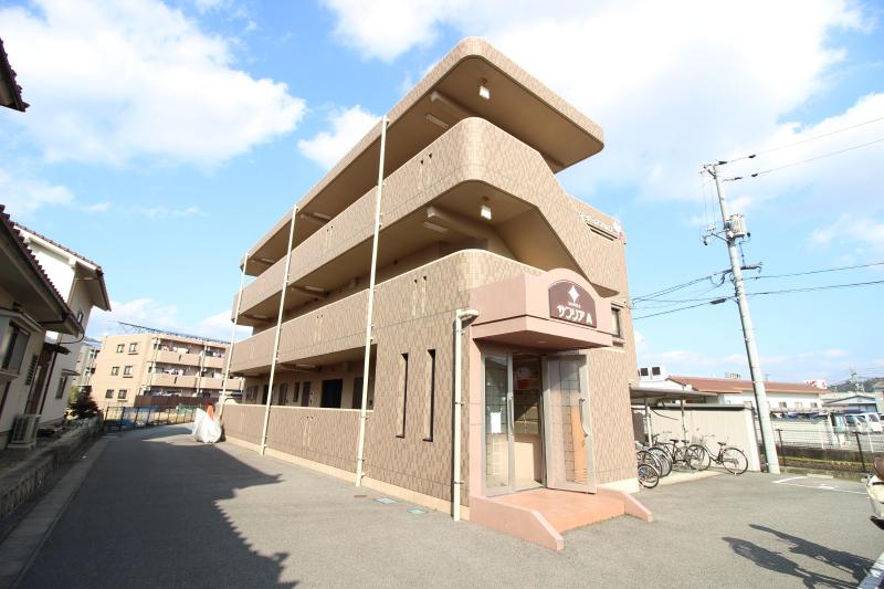 東広島市西条土与丸のマンションの建物外観