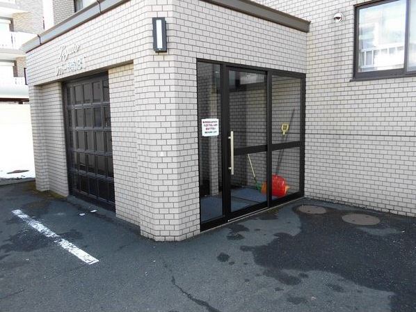 【札幌市中央区南十八条西のマンションのエントランス】