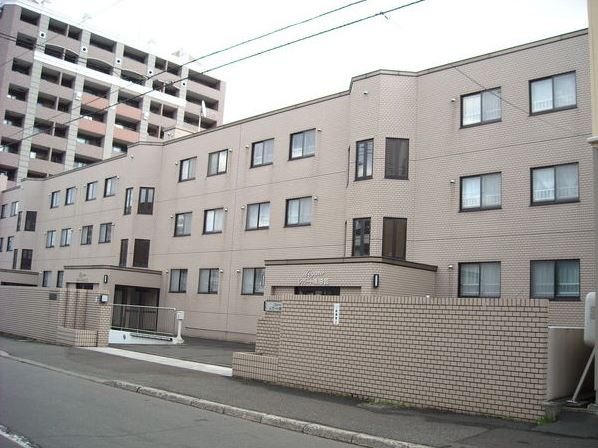 札幌市中央区南十八条西のマンションの建物外観