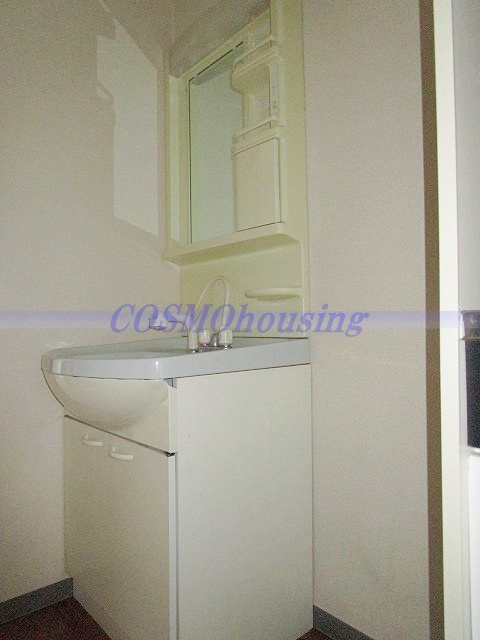 洗面設備　同タイプの室内写真　洗面台横に洗濯機置場があります。