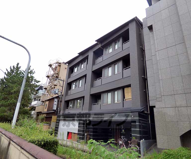 京都市東山区弁財天町のマンションの建物外観