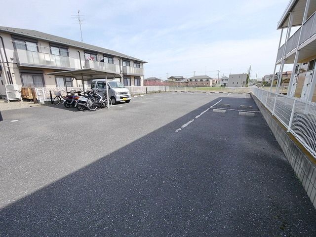 【入間市狭山台のアパートの駐車場】