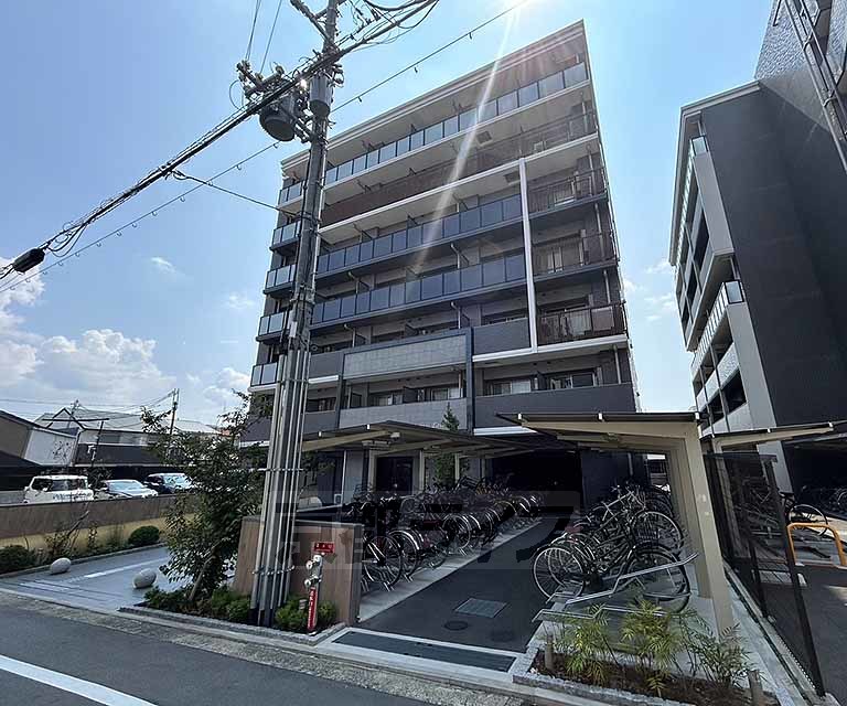 京都市南区東九条宇賀辺町のマンションの建物外観