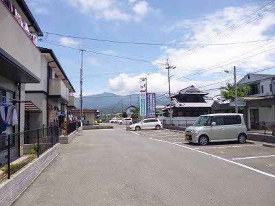 【松山市北条辻のアパートの駐車場】