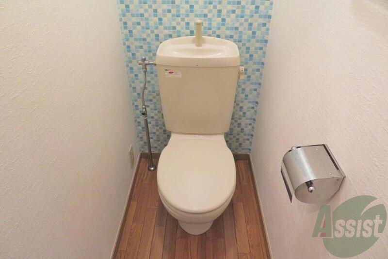 トイレ　青のタイルでおしゃれですね。