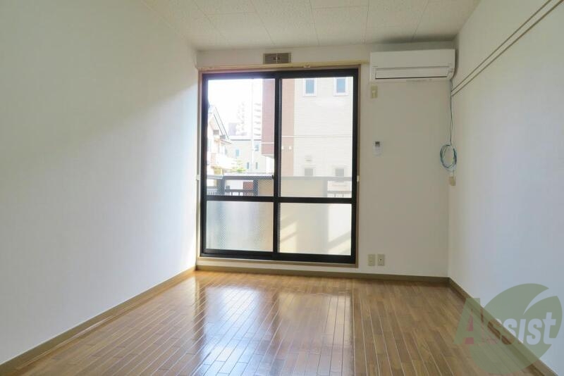 居室・リビング　広いお部屋、気持ちいいですね。