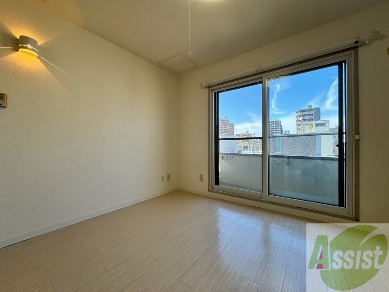 その他部屋・スペース　こちらが寝室です。窓が大きくて明るいですね。