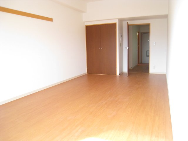 居室・リビング　同物件、別号室のものです。