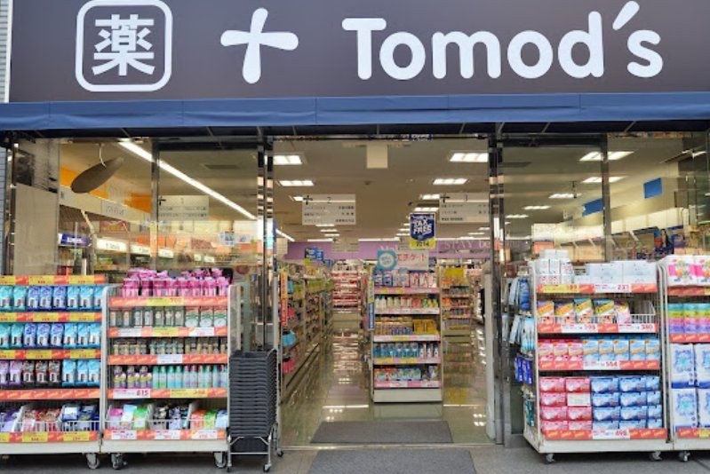ドラックストア　トモズ秋葉原店（ドラッグストア）まで660m