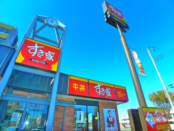 飲食店　すき家（飲食店）まで810m