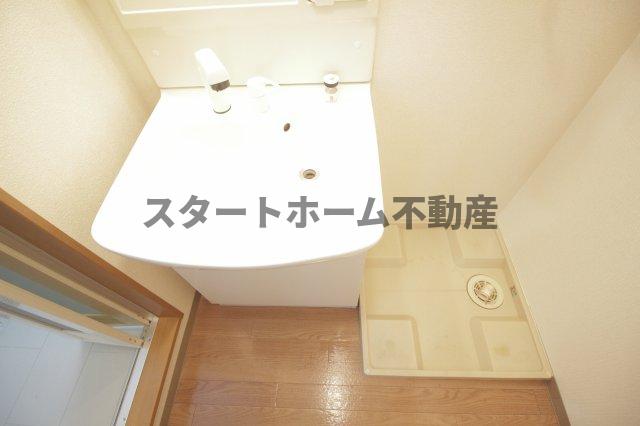 洗面設備　明るい洗面所です