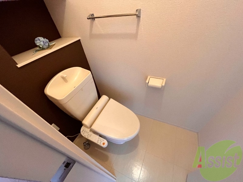 トイレ　こちらは温水洗浄便座付きのお手洗いになります。