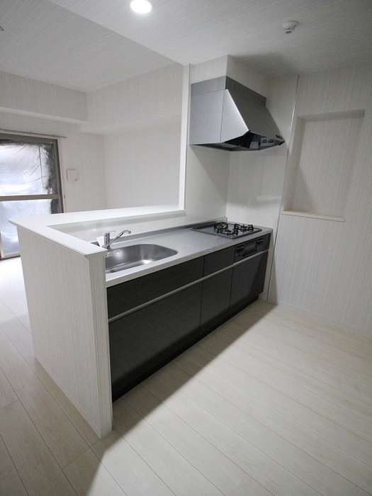 キッチン　※写真は同型タイプ、現況優先。