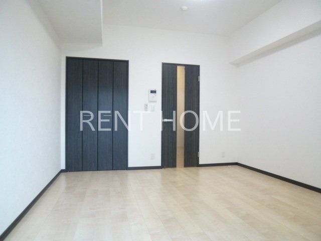 居室・リビング　広めの洋室8.5帖あります