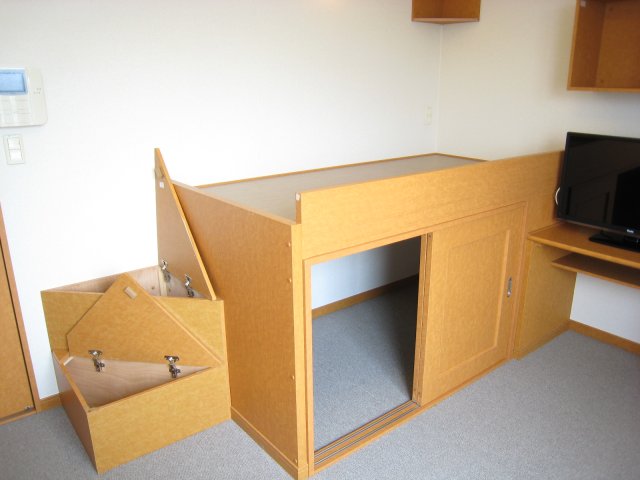 その他　ベッドスペースの下には大きめの収納。ステップも収納です！