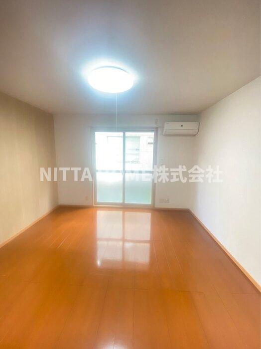 居室・リビング　８帖の洋室になります◇