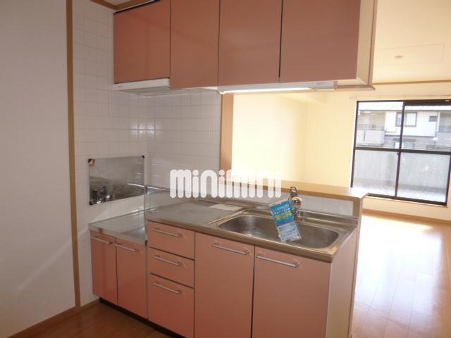 キッチン　上下に収納があるキッチンです。