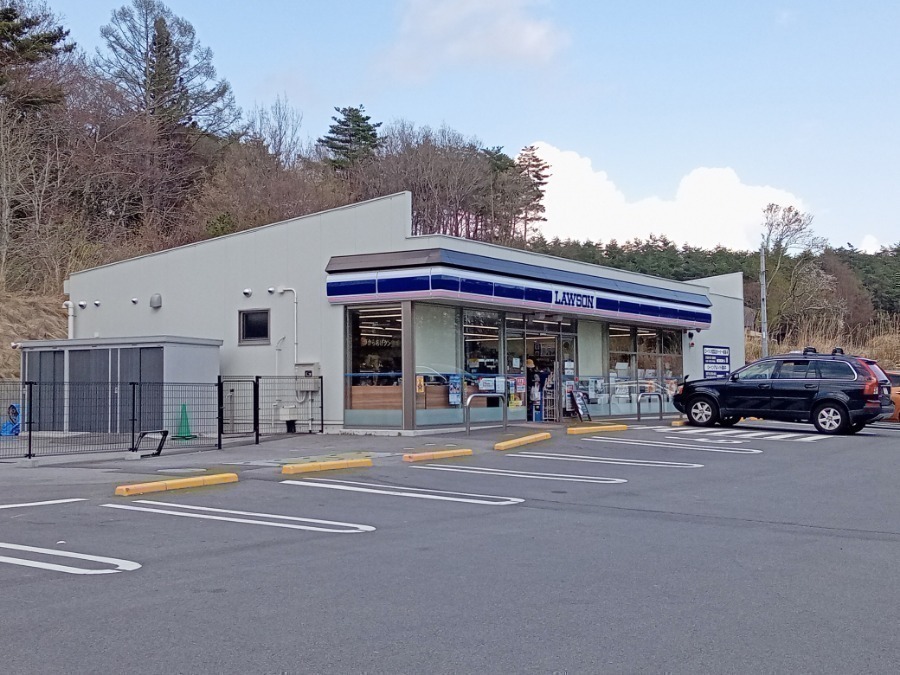 コンビニ　ローソンレインボーライン小淵沢店（コンビニ）まで1345m