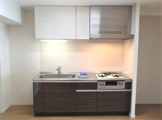キッチン　３口コンロ付きのシステムキッチンです