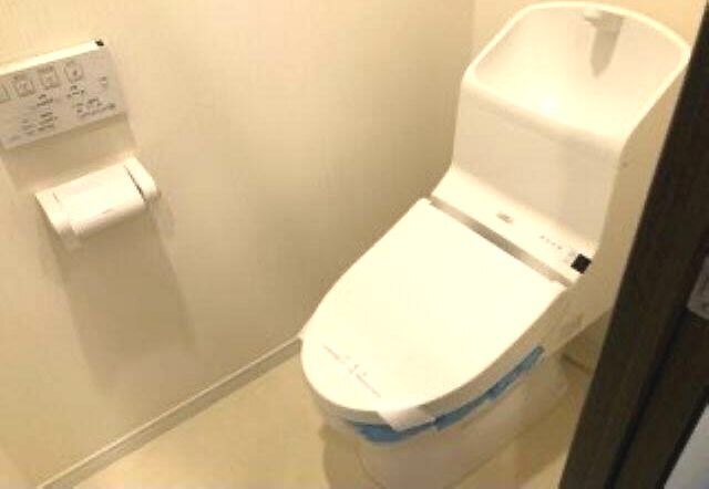 トイレ　温水洗浄便座です