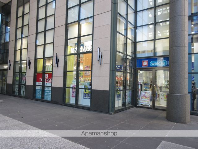 ドラックストア　ウエルシア西新宿三井ビル店（ドラッグストア）まで72m