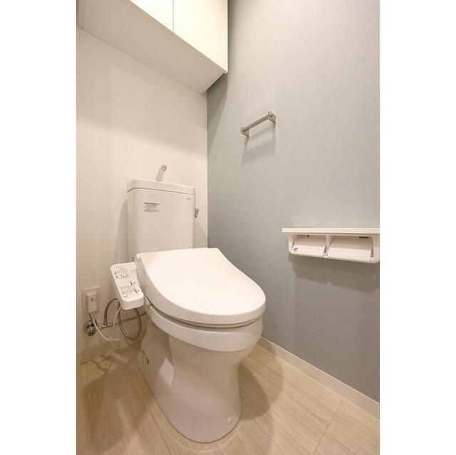 トイレ　落ち着いた色調のトイレです