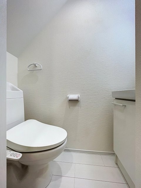 トイレ　落ち着いた色調のトイレです