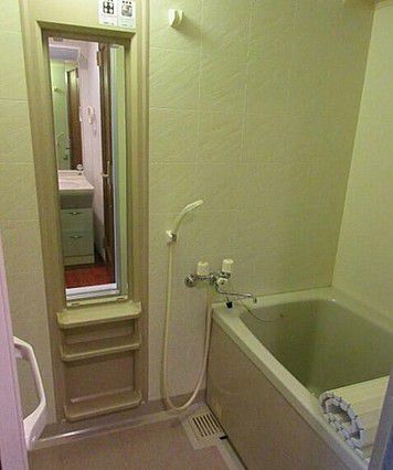 バス・シャワールーム　※反転タイプのお部屋の写真を使用しています。