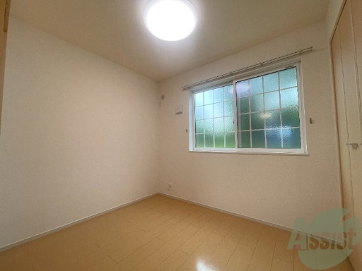 その他部屋・スペース　３．７帖の寝室になります。伸び伸び出来そうですね。