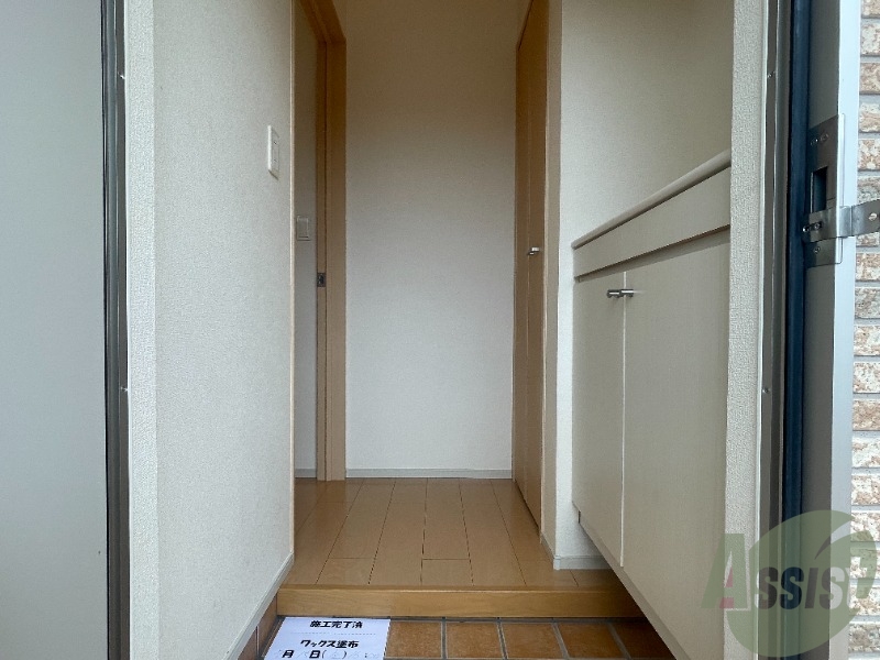 玄関　玄関から撮影しました。敷居が高くなくて安心ですね。
