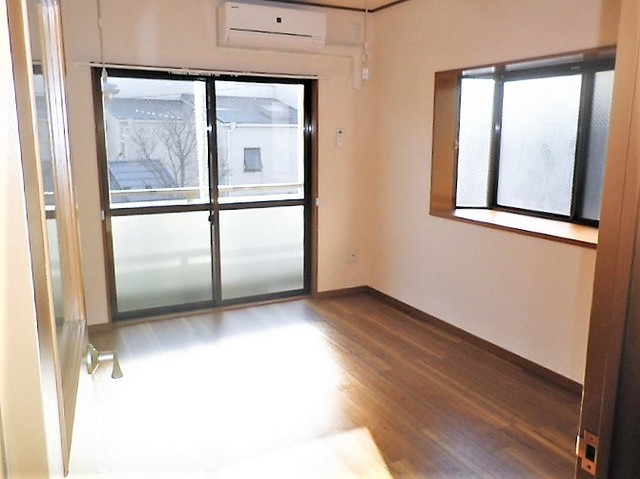 居室・リビング　他のお部屋の参考画像です。出窓はありません。