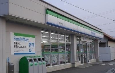 居室・リビング　ファミリーマートさんまで600m