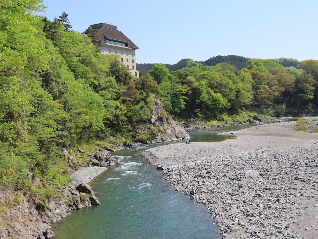 【青梅市本町のマンションの公園】