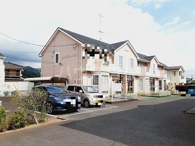 【秦野市西田原のアパートの建物外観】