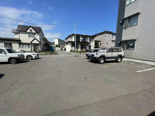 【函館市深堀町のアパートの駐車場】