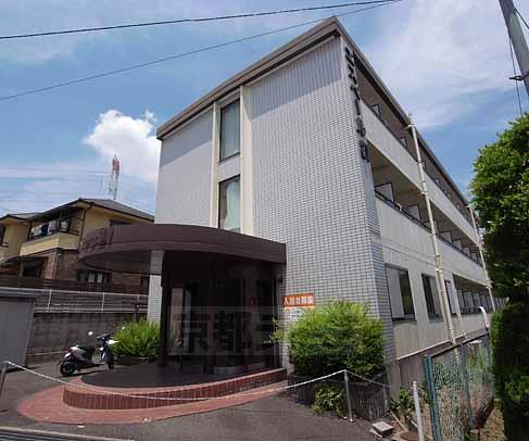 京田辺市三山木南山のマンションの建物外観