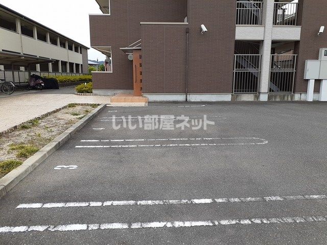 【京田辺市草内大切のマンションの駐車場】