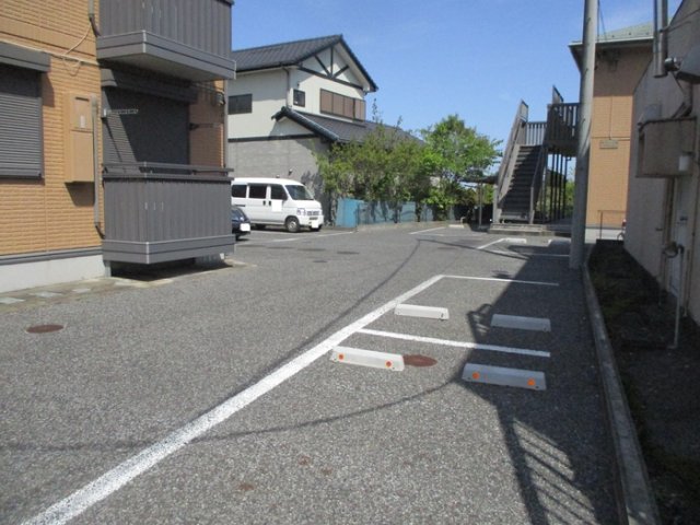 【茂原市本納のアパートの駐車場】