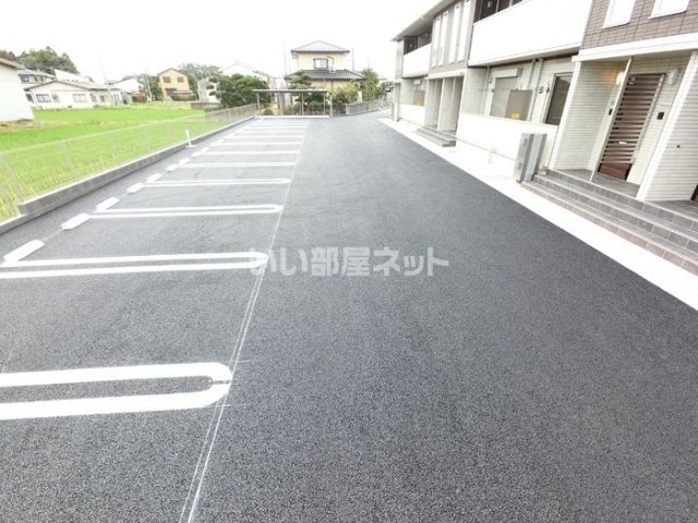 【筑西市新治のアパートの駐車場】