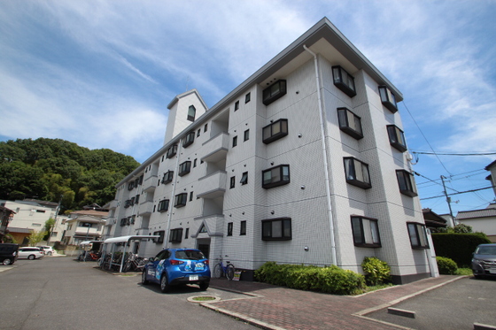 安芸郡府中町山田のマンションの建物外観