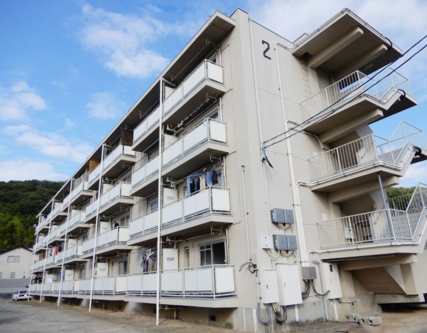 岡山市北区尾上のマンションの建物外観