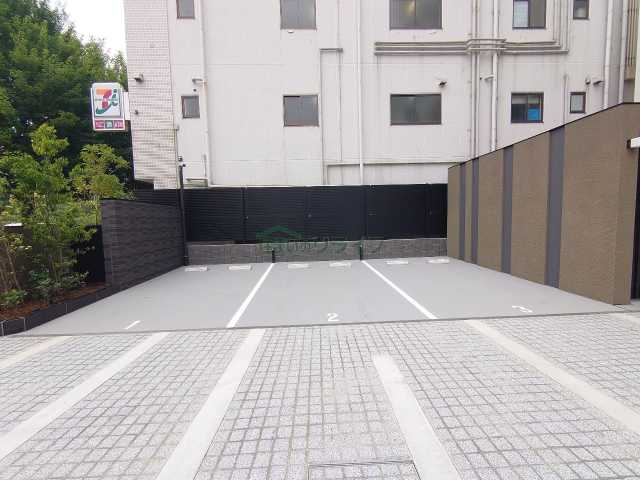 【新宿区市谷田町のマンションの駐車場】