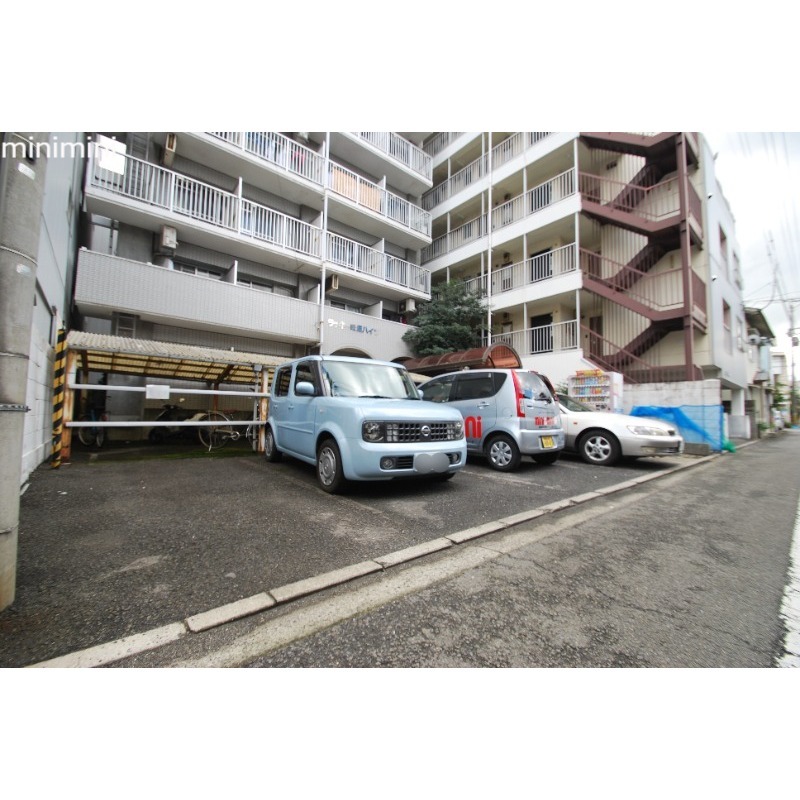 【ラッキー味酒ハイツの駐車場】