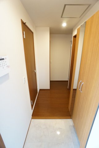 玄関　※同物件・反転タイプの写真です。