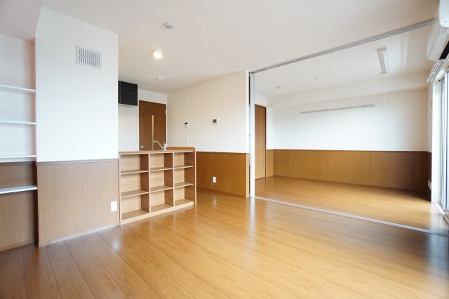 居室・リビング　※同物件・反転タイプの写真です。