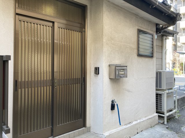 エントランス　正式な築年数は不明となります。