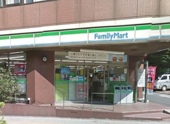 コンビニ　ファミリーマート目黒青葉台四丁目店（コンビニ）まで54m