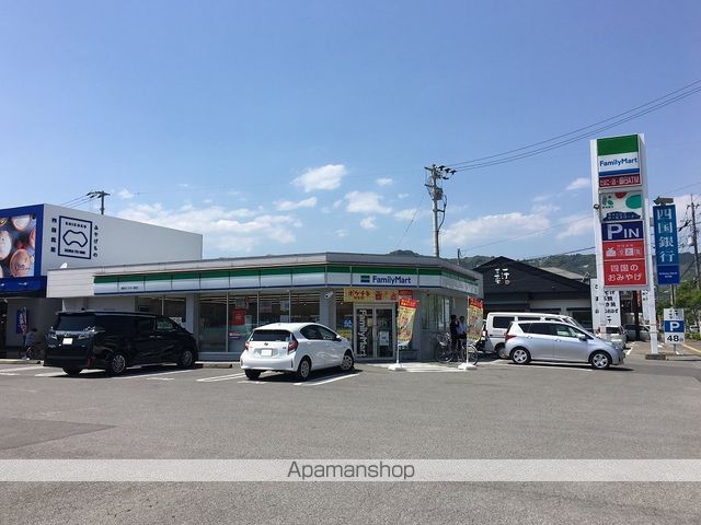 コンビニ　ファミリーマート（コンビニ）まで675m