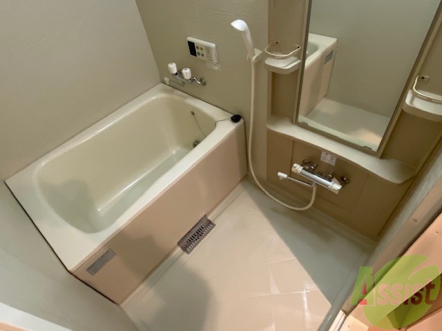 バス・シャワールーム　こちらはお風呂。一日の疲れをここで癒してください。